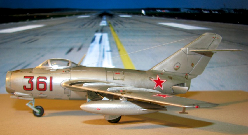 ОКБ МиГ. Микоян и Гуревич МиГ-15бис — советский истребитель. Наиболее массовый реактивный боевой самолёт в истории авиации, состоявший на вооружении многих стран мира.