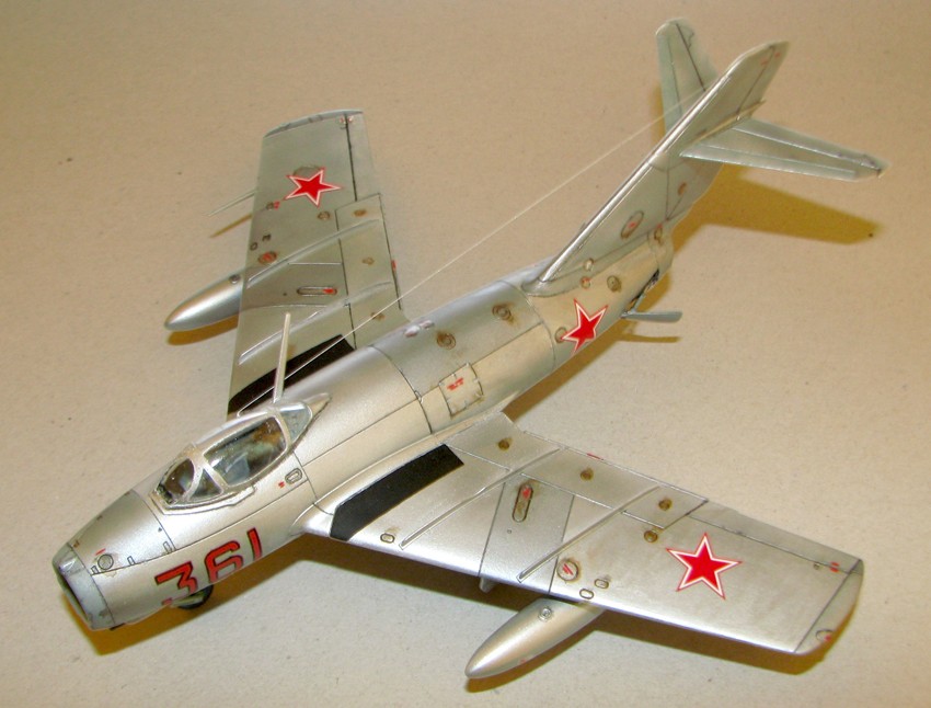 ОКБ МиГ. Микоян и Гуревич МиГ-15бис — советский истребитель. Наиболее массовый реактивный боевой самолёт в истории авиации, состоявший на вооружении многих стран мира.